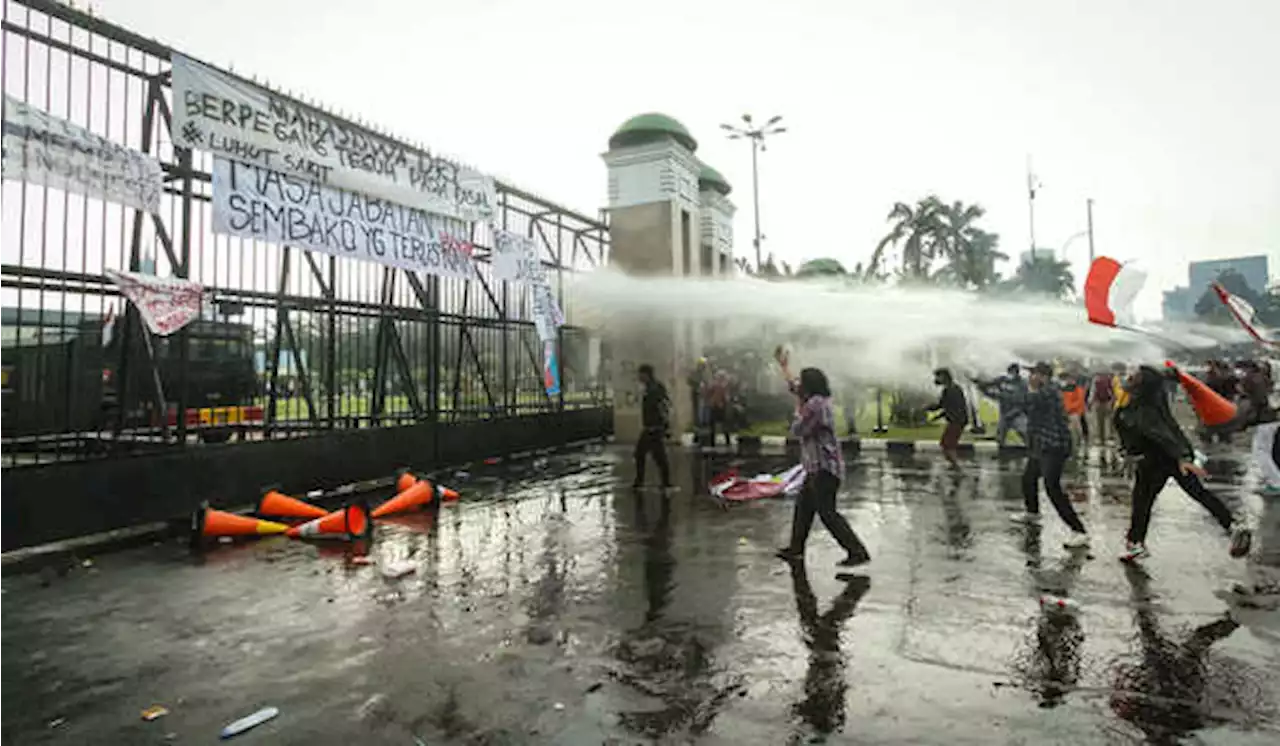 Penganiaya Polisi Saat Demo 11 April Ditangkap, Sang Ibu Menangis