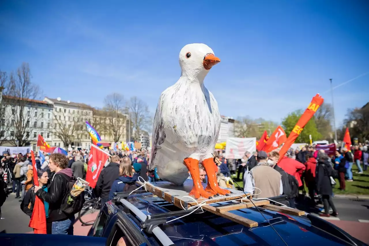 Mehrere Hundert Menschen demonstrieren bei Ostermärschen in Berlin