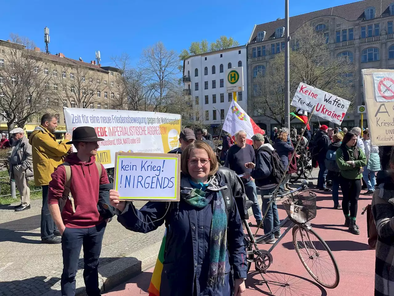 Ostermärsche in Berlin: „Warum ist Putinversteher plötzlich ein Schimpfwort?“