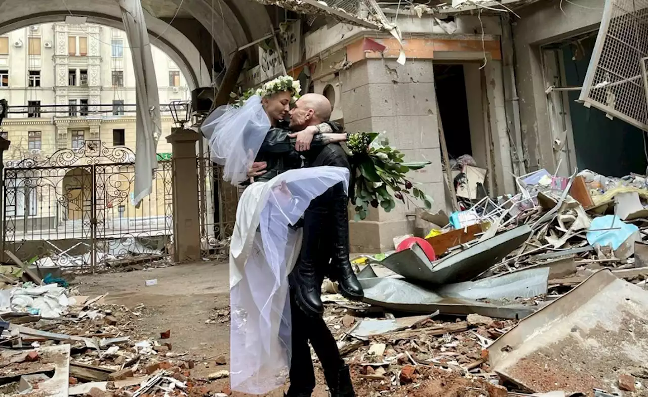 A testament to love: Ukrainian couple gets married in building destroyed by war