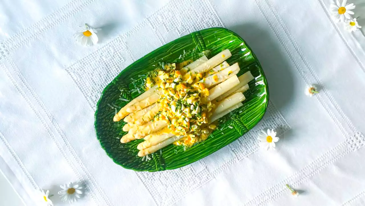 An Ostern gibt es Spargel mit Bozner Soße