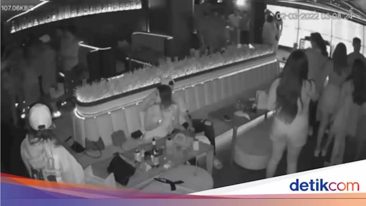 Detik-detik Putra Siregar-Rico Valentino Keroyok Pria di Kafe Terekam CCTV