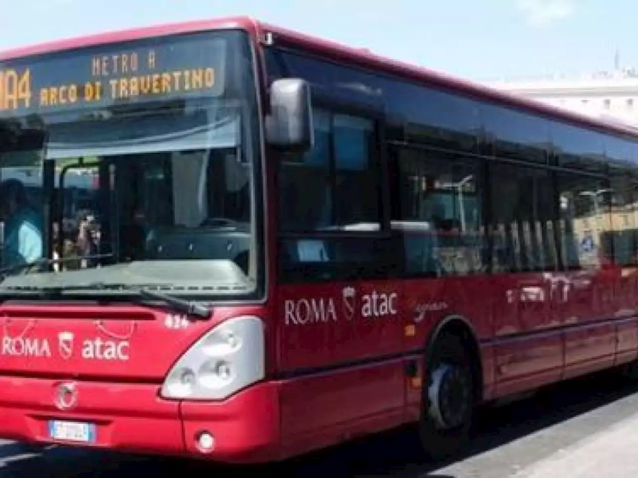 Bus preso a sassate nella rimessa Atac alla Magliana