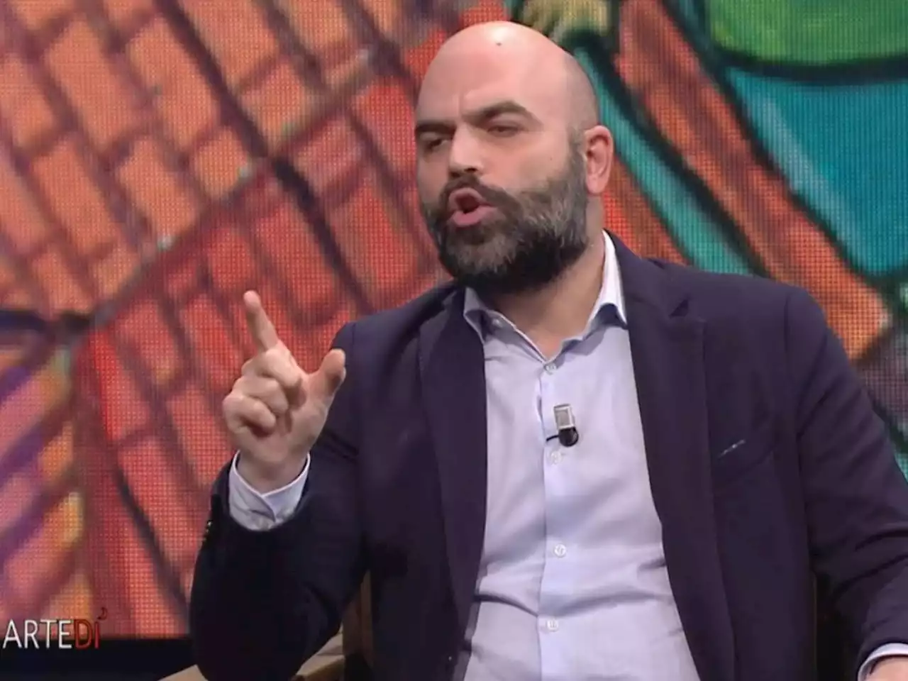 Saviano scivola sulla foto di un bimbo ucraino: è bufera