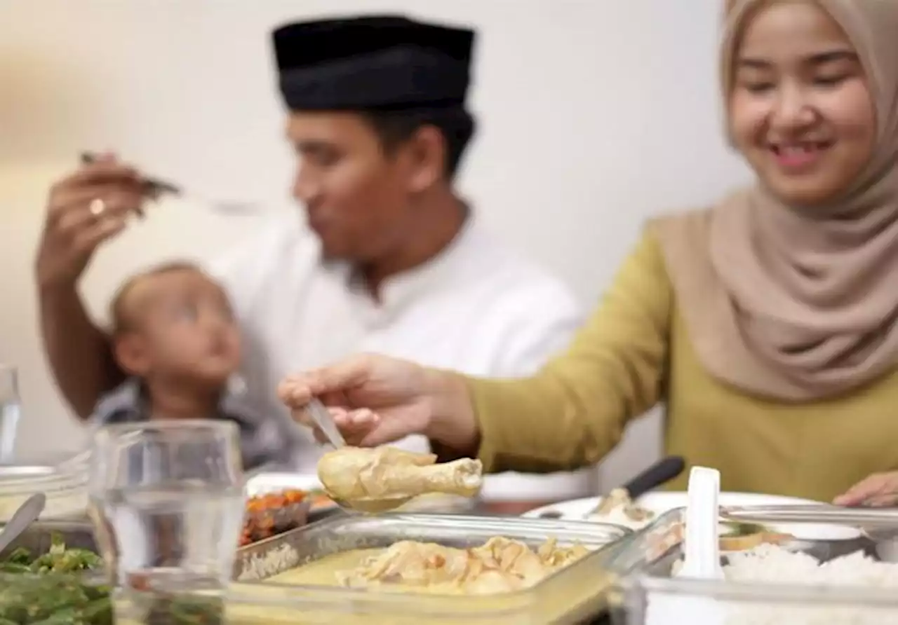 Sedang Sahur Tiba-tiba Terdengar Suara Azan, Sah atau Batal Puasanya?