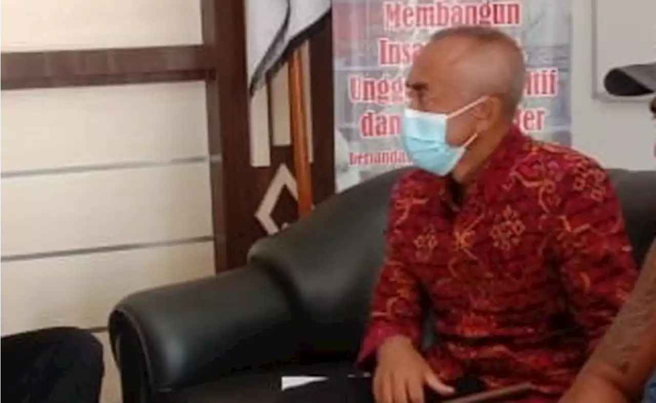 Sosok Komang Sudiana, Kepala SMA yang Dicopot karena Injak Bahu Siswa