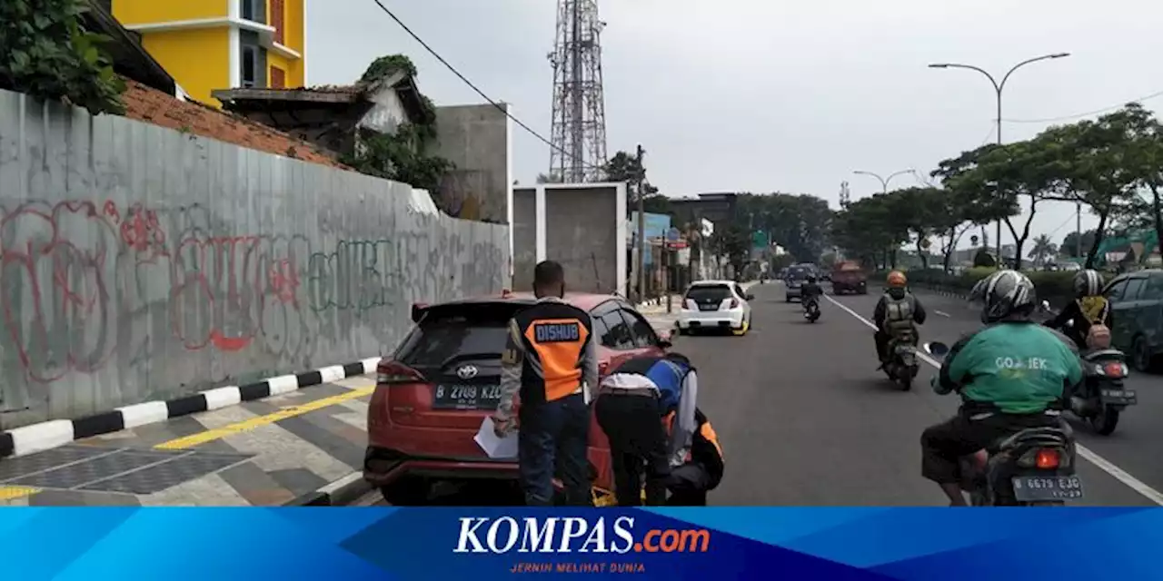 Dishub Depok Gembok Empat Mobil yang Parkir Liar di Bahu Jalan Margonda Raya