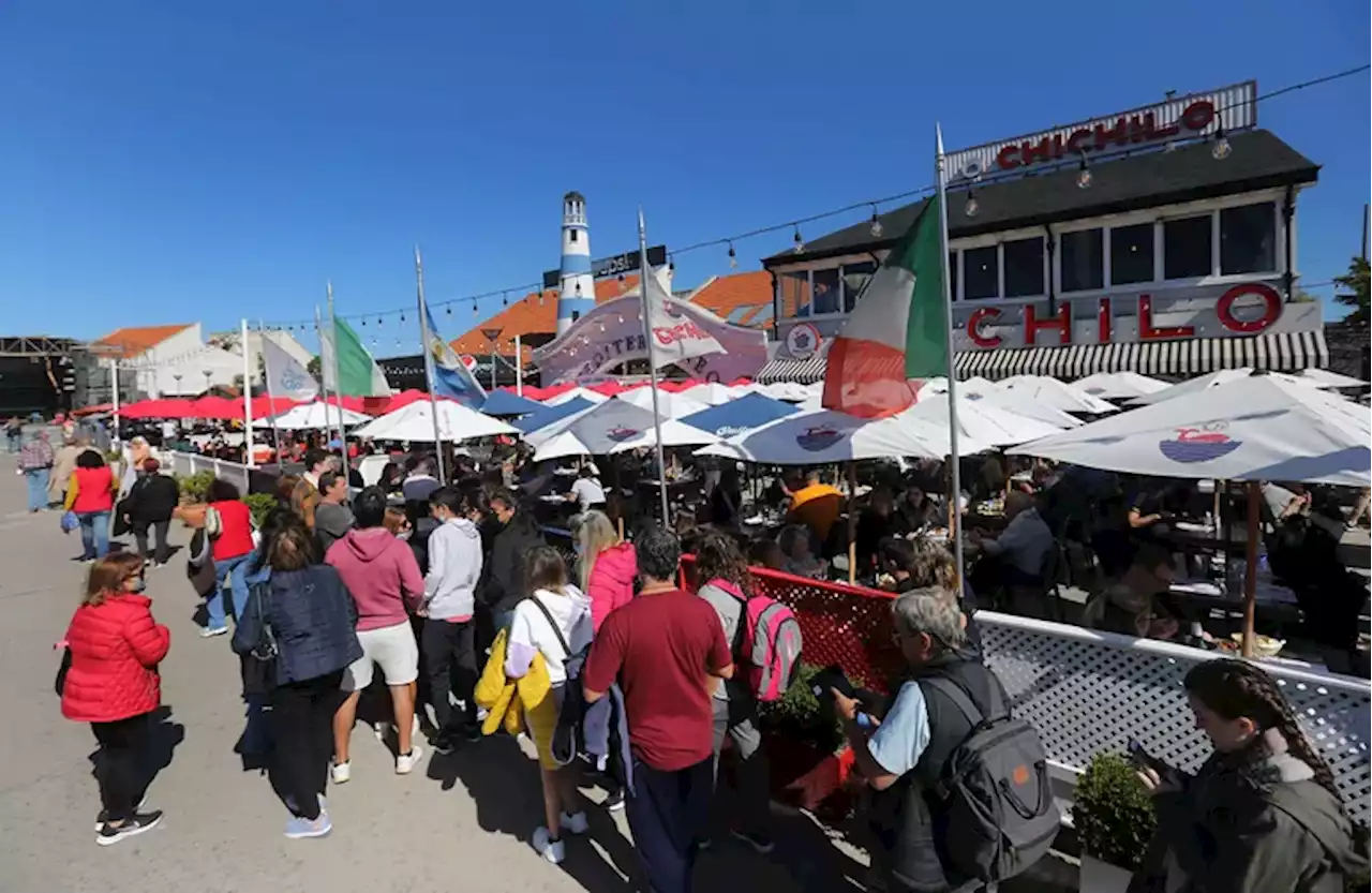 Mar del Plata. El éxito turístico se mide en el tiempo de espera para comer en los restaurantes