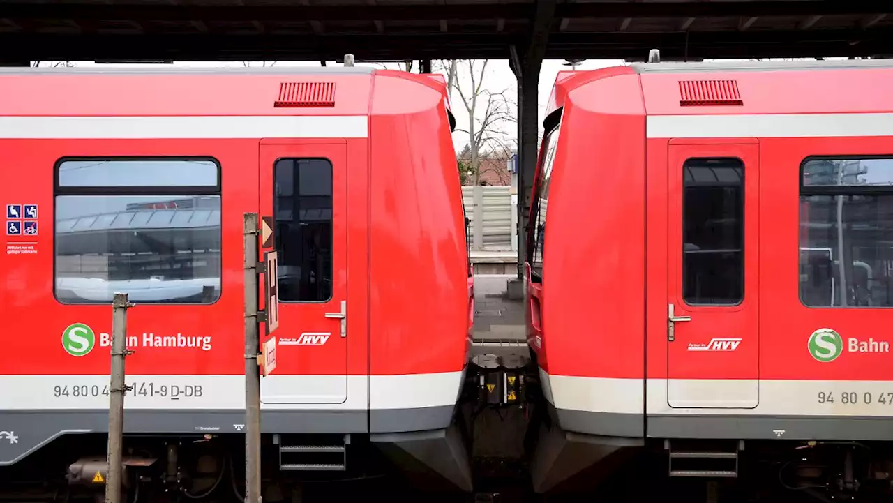 Mann in Hamburg von fünf S-Bahnen überrollt