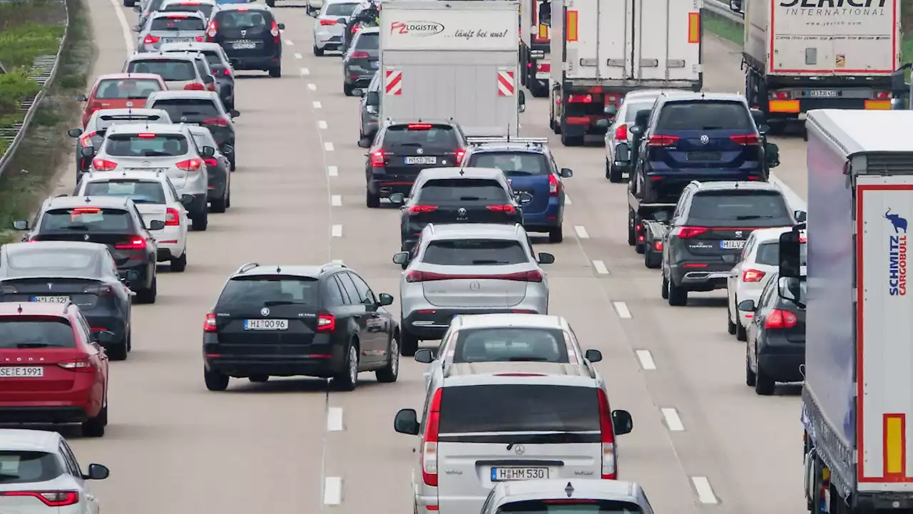 Verstopfte Autobahnen halten Reisende auf