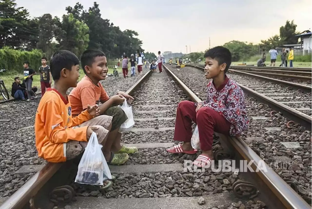 PT KAI Daop 2 Ingatkan Warga untuk tak|em| Ngabuburit |/em|di Rel Kereta |Republika Online