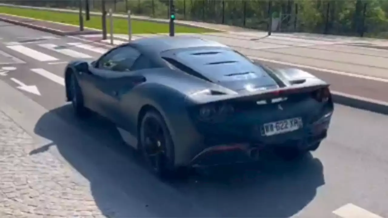 L'heure, c'est l'heure: en retard à l'entraînement, ce joueur du PSG doit faire demi-tour car personne ne lui ouvre la grille (vidéo)