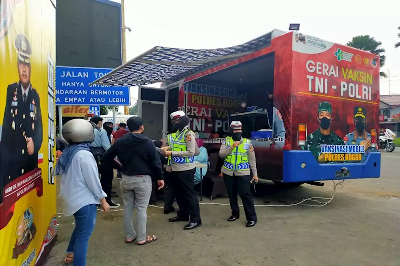 Polres Bogor Gelar Razia Vaksinasi Booster di Simpang Gadog