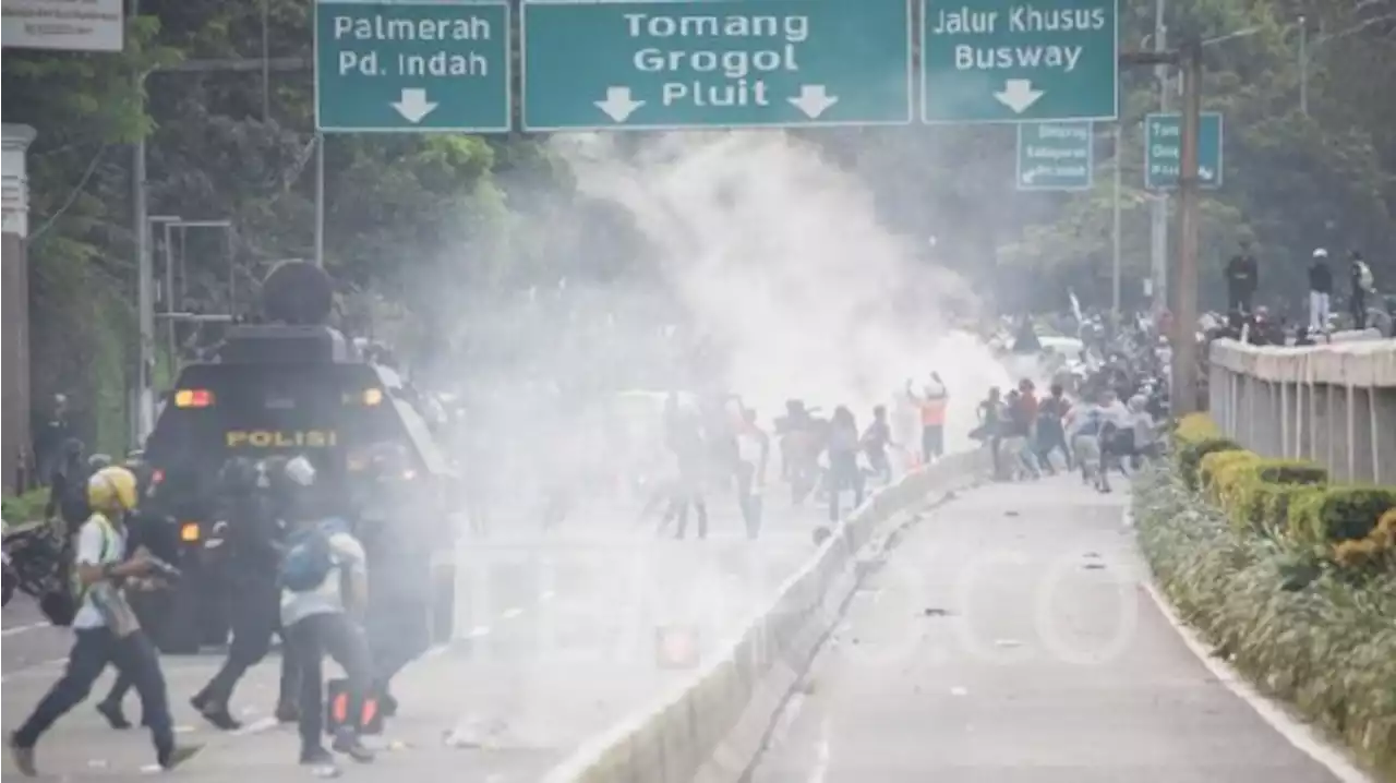 Polda Metro Jaya Bantah Ada Polisi Tendang Kemaluan Ibu-ibu saat Demo 11 April