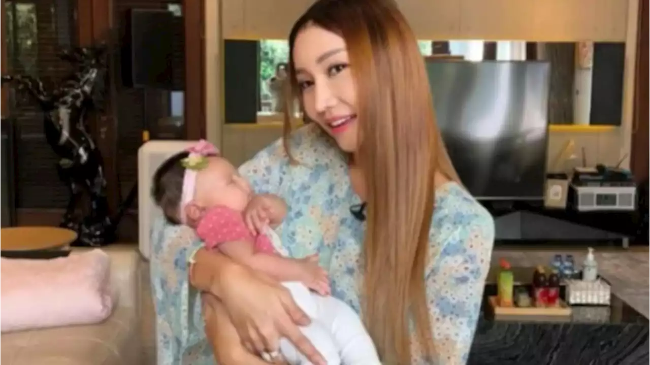 Sebut Dirinya Pernah Hamil, Kini Lucinta Luna Gendong Bayi Beneran