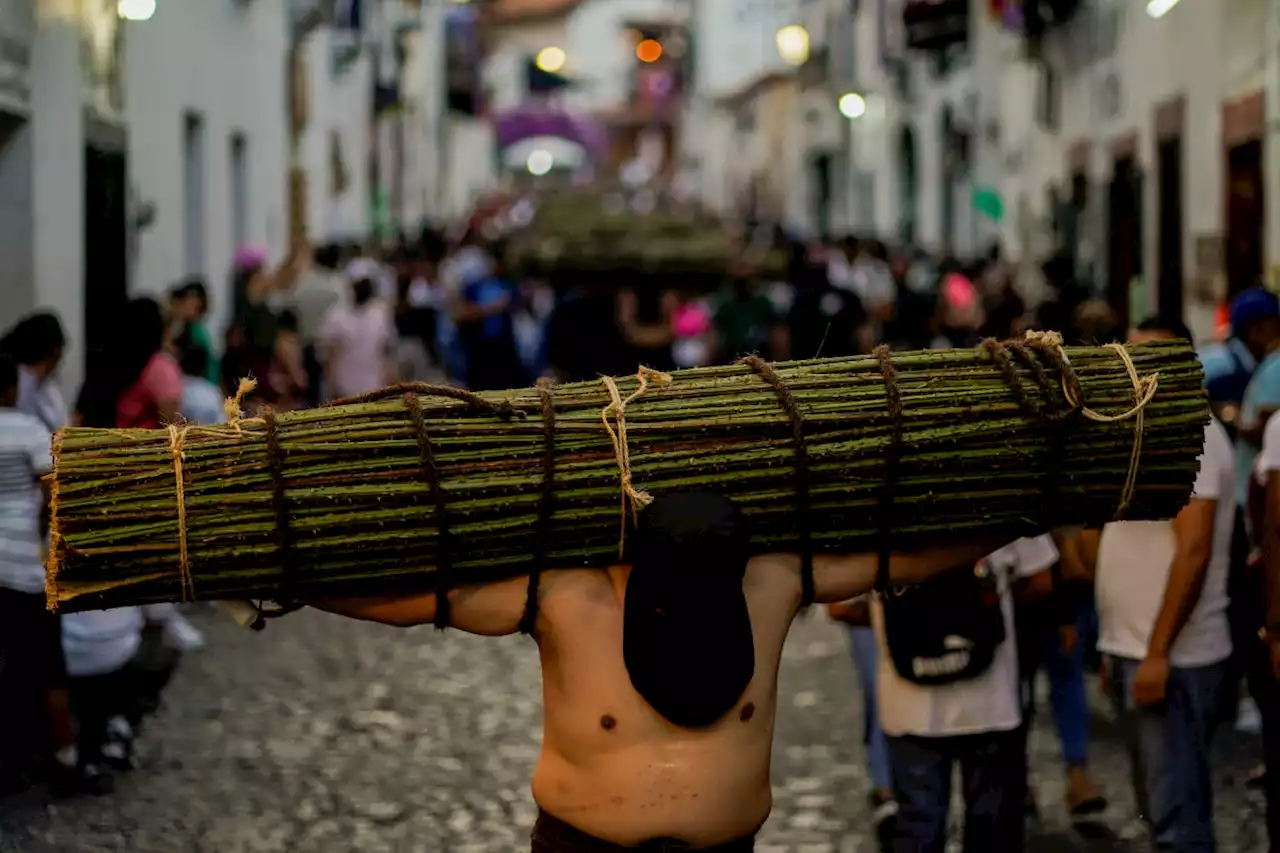 Crowds return to Mexico City re-enactment of crucifixion