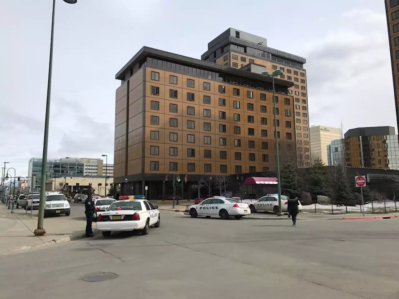 Man charged with terroristic threatening after standoff at downtown Anchorage hotel