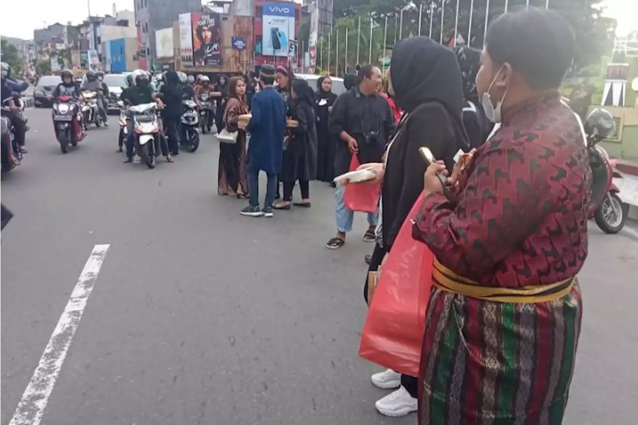 Pakai gaun pengantin, komunitas WO di Ambon bagikan iftar Ramadhan