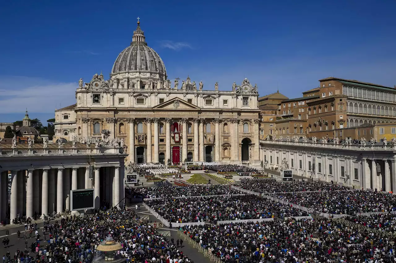 Pope leads crowds in 1st outdoor Easter Mass since pandemic