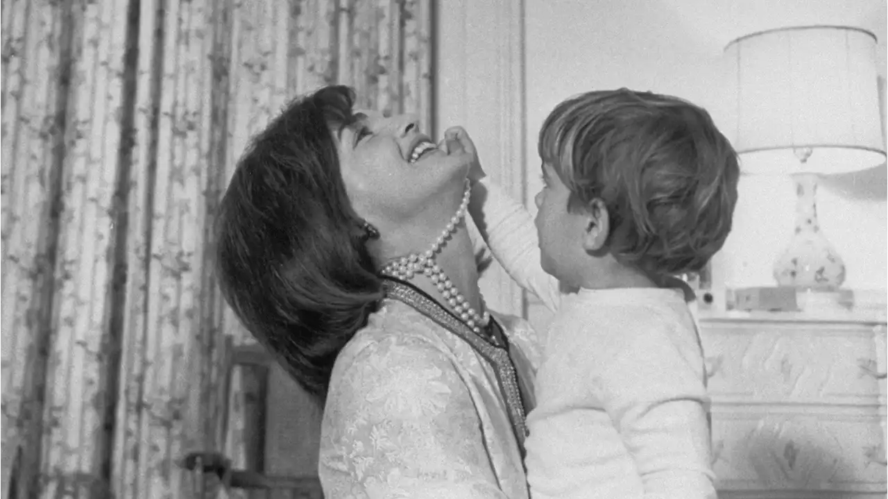 10 Rarely Seen Before Photographs Of Jackie Kennedy Relaxing At Home