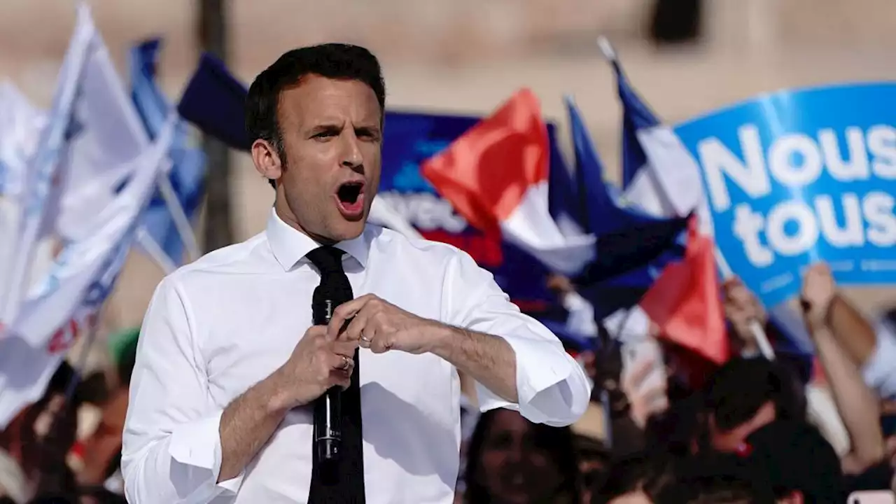 Emmanuel Macron chemise ouverte : une incroyable photo du Président dévoilée