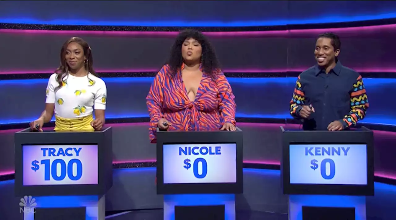 Lizzo Cracks Up During ‘SNL’ Hosting Debut, Brings Twerking & Flute Skills To Sketch Series