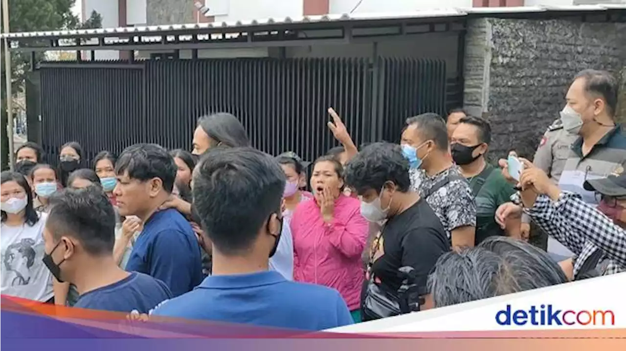 Anak-Istri Tewas Diduga Bunuh Diri, Suami Dihujat Warga Saat Dibawa Polisi