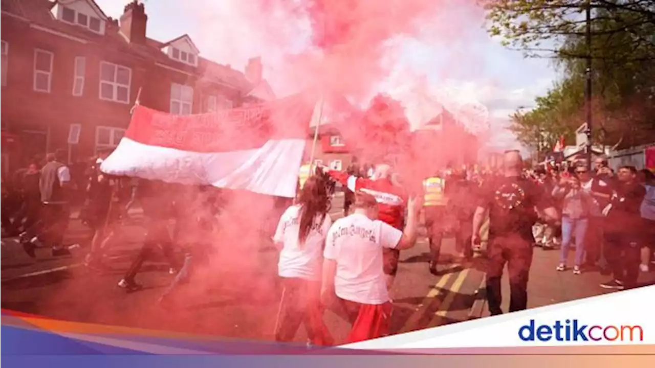 Foto: Demo Fans MU di Luar Old Trafford