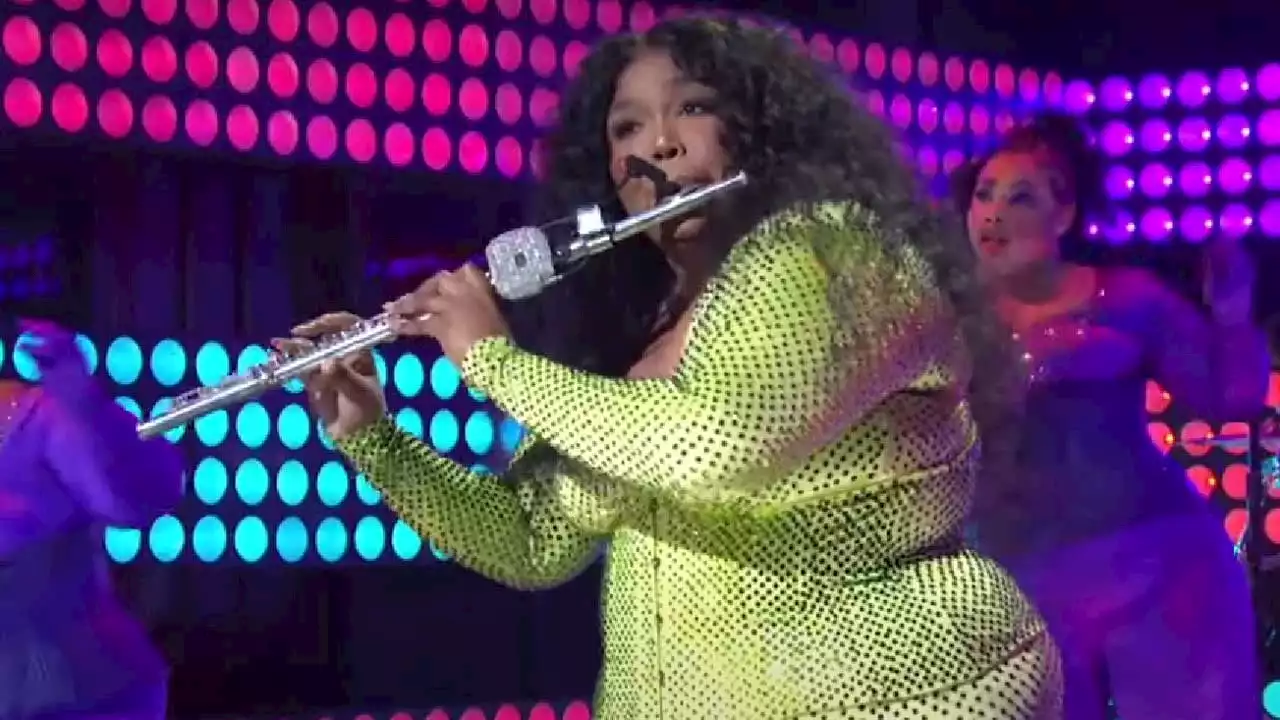 Lizzo's Mom Sweetly Introduces Her 'Saturday Night Live' Performance