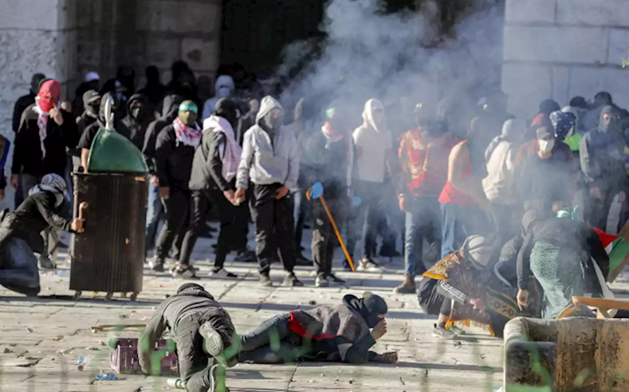 Jerusalem Al-Aqsa clashes wound 10, say medics