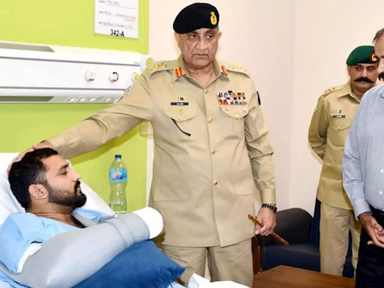 میجر حارث پر بہیمانہ تشدد؛ قانون اپنا راستہ خود بنائے گا، آرمی چیف - ایکسپریس اردو