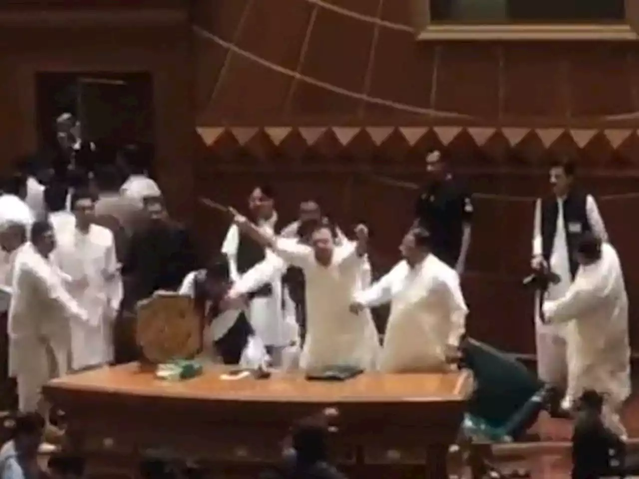 پنجاب اسمبلی ہنگامہ آرائی؛ سیکریٹری اسمبلی، چیف سیکیورٹی افسرسمیت متعدد معطل - ایکسپریس اردو