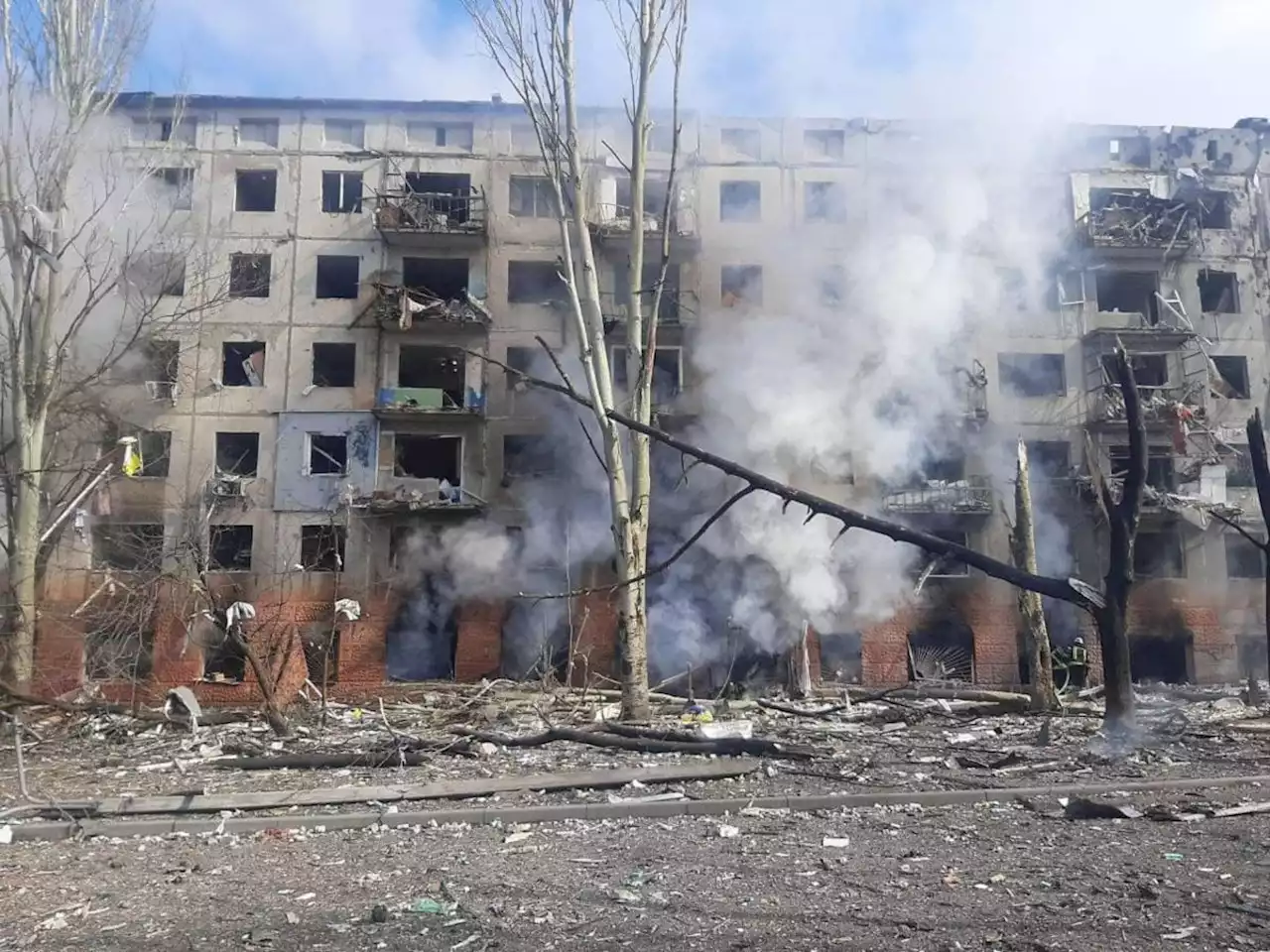 Kramatorsk crivellata dai missili. Donne e bambini in fuga sui bus prima della battaglia finale 'Sarà la nuova Stalingrado'