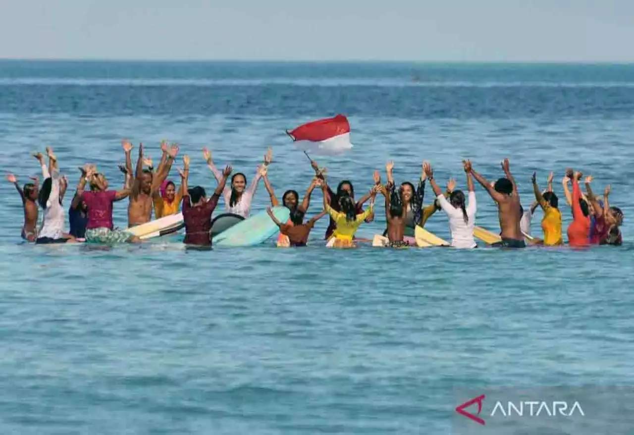 Mak-mak di Bali Surfing dengan Baju Kebaya Bukan Bikini, Siapa Takut?