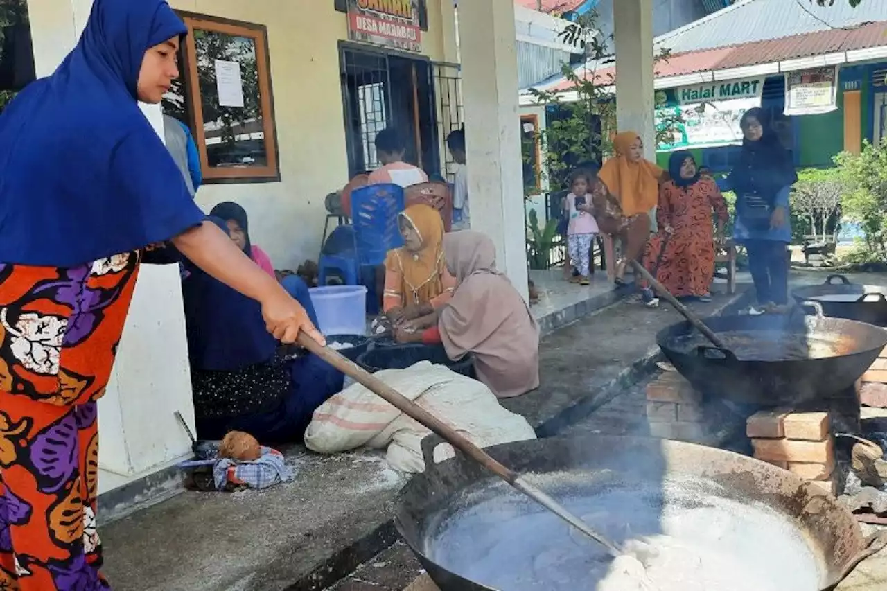 Minyak Goreng Sawit Langka, Warga Pariaman Buat Sendiri dari Kelapa