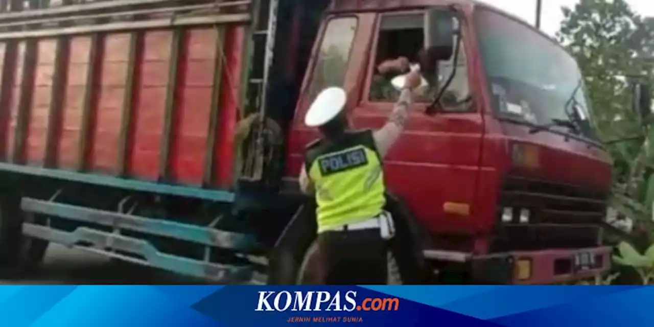 Cerita Seorang Polantas di Riau, Keliling Desa Bagikan Makanan hingga Buka Puasa di Rumah Warga