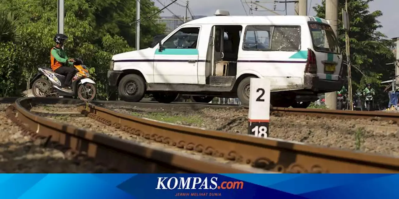 Mobil Tiba-tiba Mogok di Perlintasan Kereta Api Berujung Kecelakaan