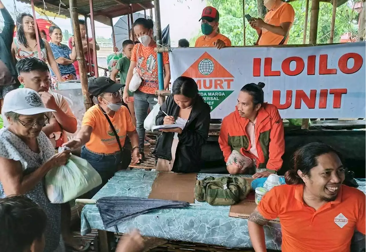 Iloilo, Capiz folks spend Holy Week helping flood victims