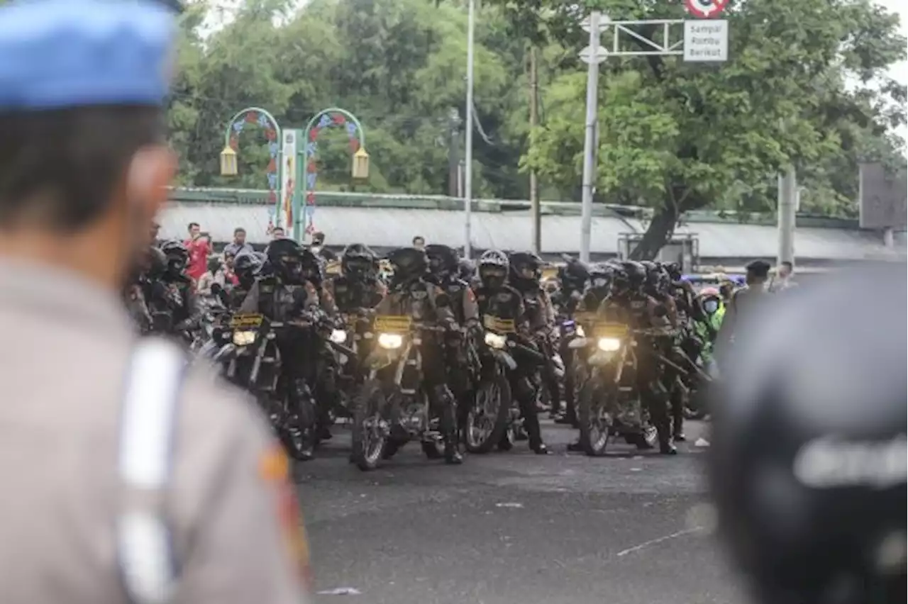 Polisi Bantah Tendang Kemaluan Emak-emak Saat Demo 11 April