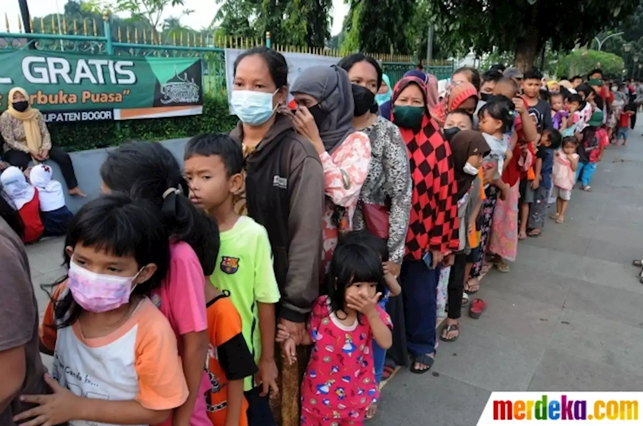 Foto : Ratusan Warga Antre Mendapatkan Takjil di Cibinong | merdeka.com