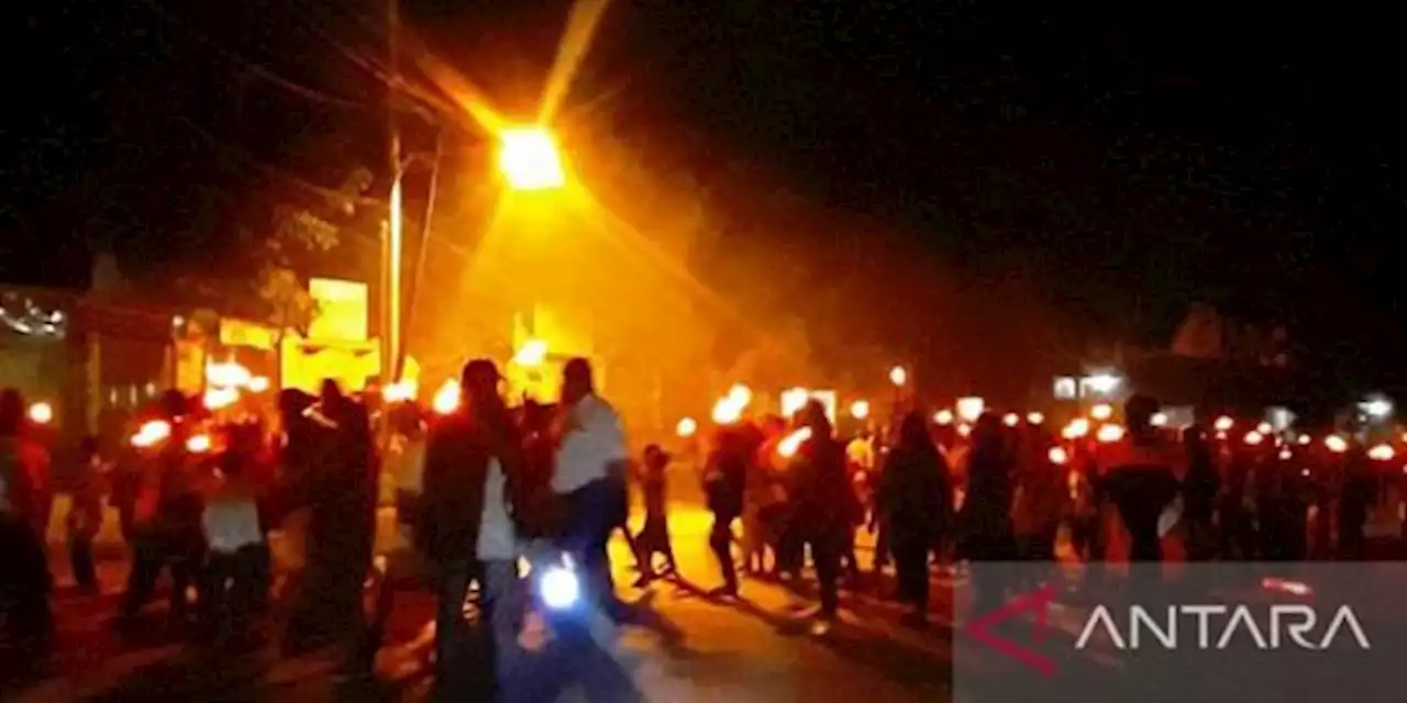 Ribuan Umat Kristen Ikuti Pawai Obor Fajar Paskah di Biak Numfor | merdeka.com