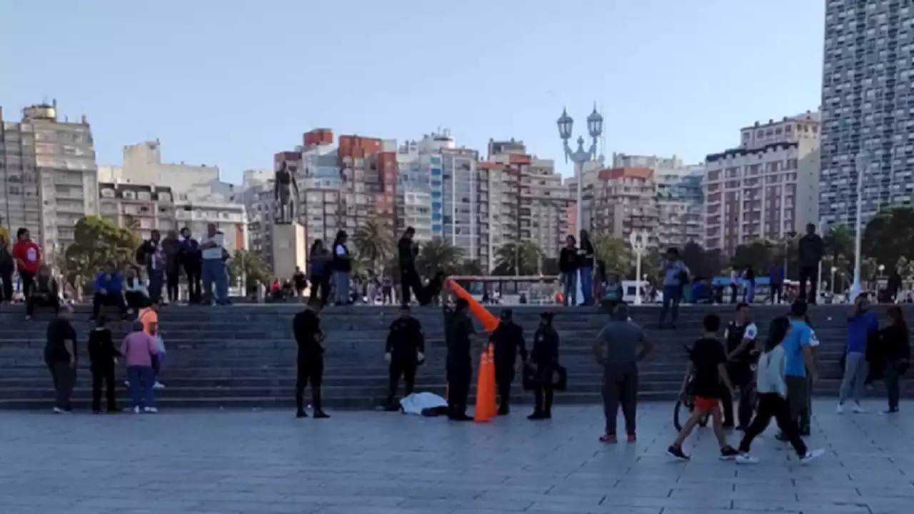 Conmoción en Mar del Plata: bailó tres canciones en la Rambla, se sentó y se murió