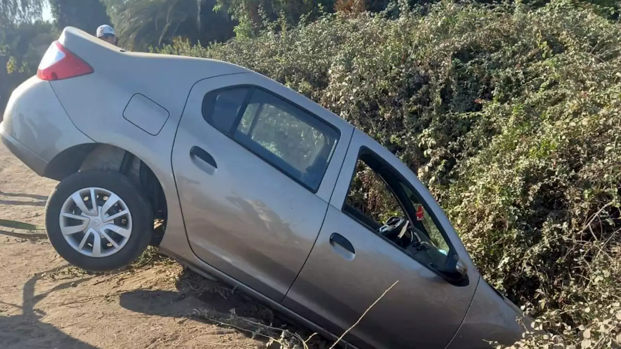 Terminó con el auto en una zanja en su primera clase de manejo y es viral