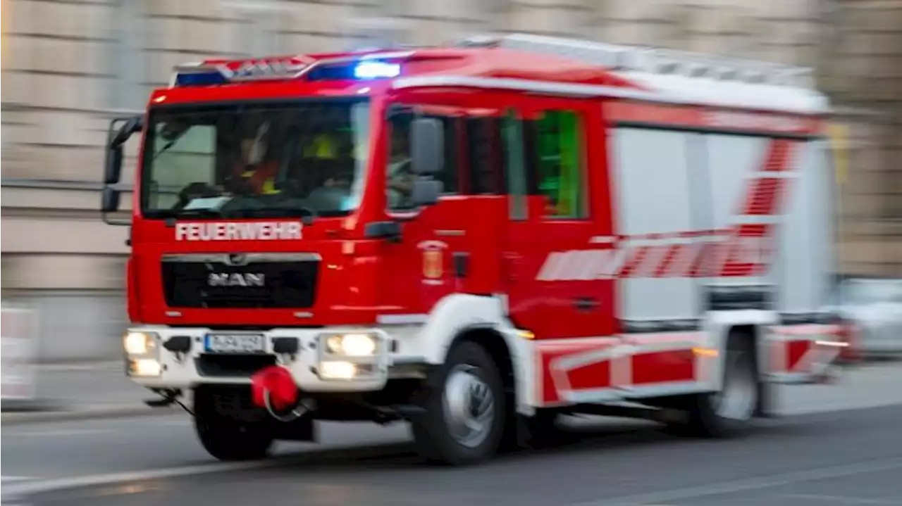 Berliner Feuerwehr: Dachstuhl eines Pflegeheims brennt