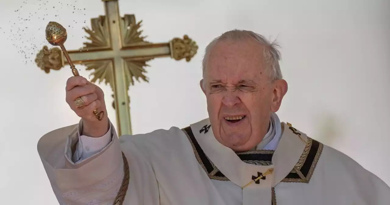 Pope leads crowds in first outdoor Easter Mass since pandemic