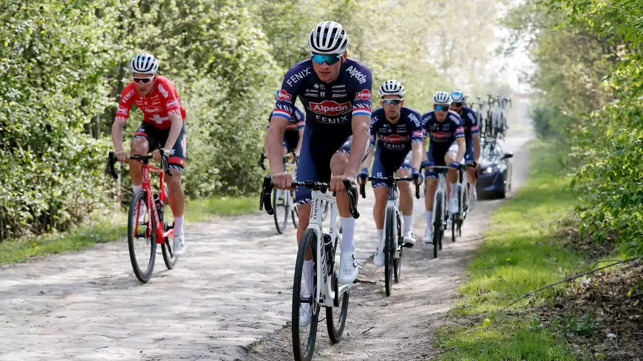 Van der Poel als topfavoriet aan de start van Parijs-Roubaix