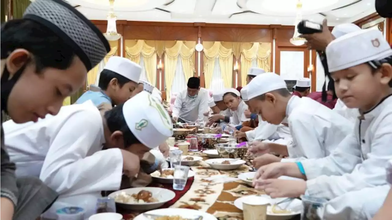 Indahnya Sahur Berbagi Ceria Paman Birin Bersama Anak Yatim |Republika Online