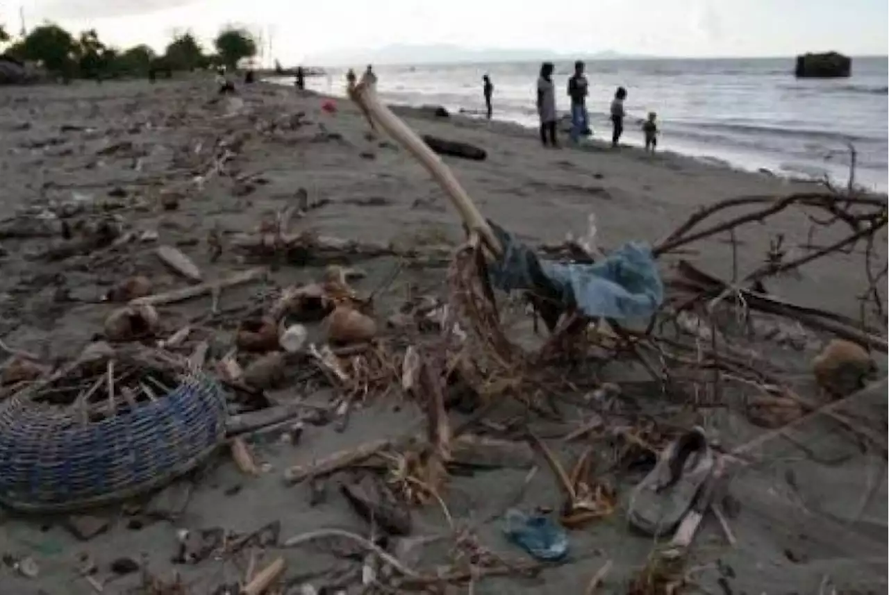 Sampah Menumpuk di Pesisir Teluk Lampung Pascahujan, Belum Ada Penanganan |Republika Online