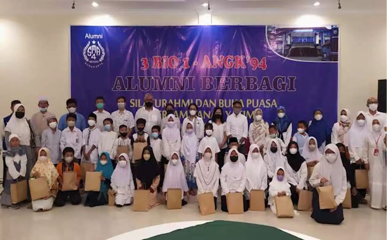 Alumni SMAN 4 Solo Angkatan 1994 Bagikan Sembako ke Panti Asuhan