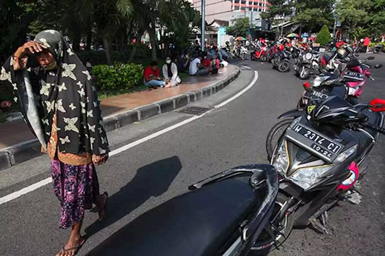 Antrean Penukaran Uang Baru Secara Lantatur di Bank Indonesia Jatim